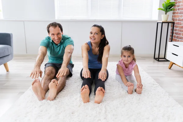 Família Fazendo Alongamento Yoga Exercício Casa — Fotografia de Stock