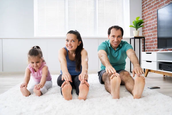 Família Fazendo Alongamento Yoga Exercício Casa — Fotografia de Stock