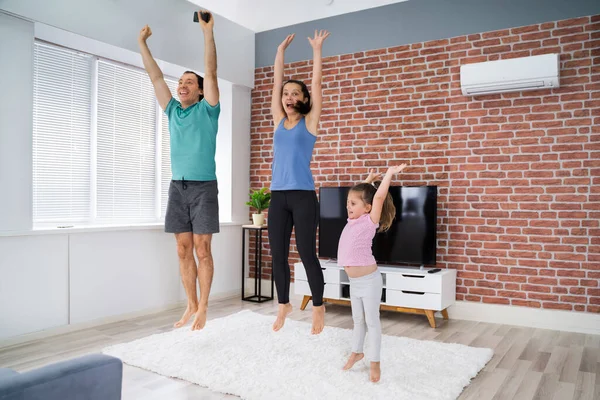 Família Feliz Fazendo Exercício Fitness Salto Casa — Fotografia de Stock