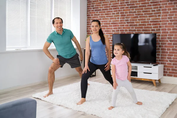 Ajuste Família Que Faz Exercício Casa Linha Aptidão Yoga Alongamento — Fotografia de Stock