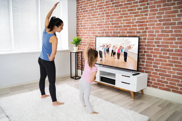 Fit Family Doing Home Online Stretching Yoga Fitness Oefening — Stockfoto