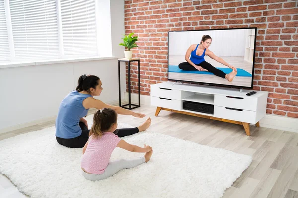 Fit Family Doing Home Online Yoga Fitness Übungen — Stockfoto