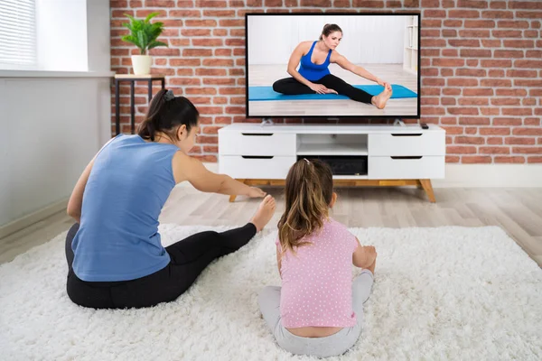 Fit Family Doet Thuis Online Yoga Fitness Oefening — Stockfoto