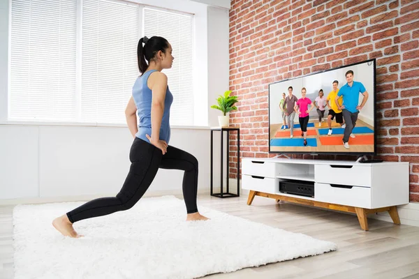 Fit Mulher Fazendo Exercício Fitness Online Perto Televisão — Fotografia de Stock