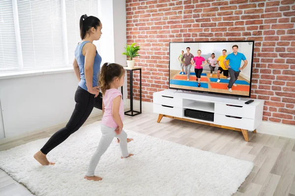 健康家庭在家做网上瑜伽健身运动 — 图库照片