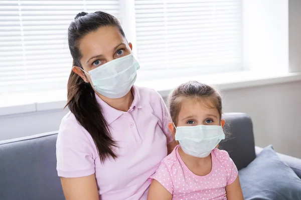 Ibu Sedih Dan Anak Dalam Topeng Rumah Pada Karantina Coronavirus — Stok Foto