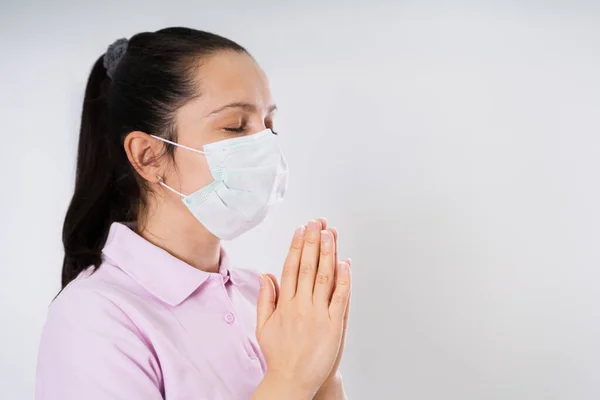 Женщина Перчатках Маске Молящаяся Время Пандемии Коронавируса — стоковое фото