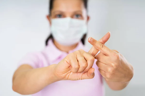 Mujer Haciendo Coronavirus Pandemic Stop Hand Gesture — Foto de Stock