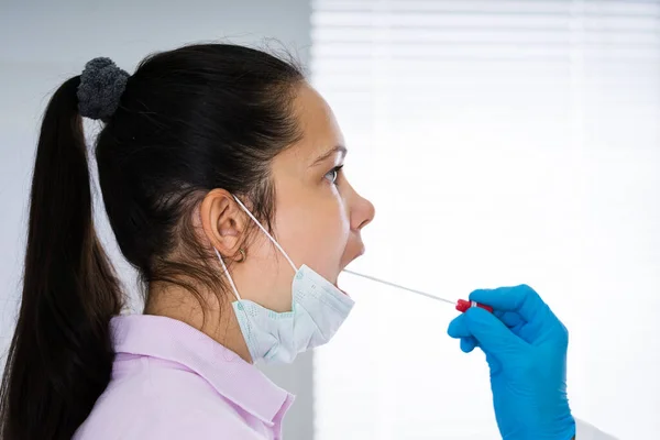 Médico Tomando Muestra Líquido Boca Garganta — Foto de Stock