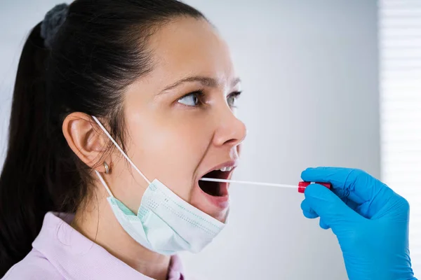 Lekarz Pobierający Wymaz Jamy Ustnej Próbki Płynu Gardła — Zdjęcie stockowe