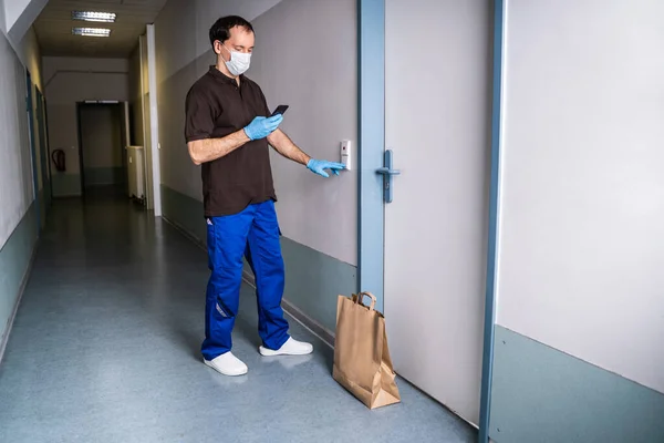 Koerier Doet Contactloos Eten Maaltijden Levering Aan Deur Van Restaurant — Stockfoto