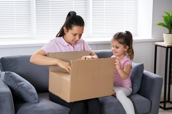 Glückliche Frau Und Kind Bei Der Eröffnung Empfangen Paket Aus — Stockfoto