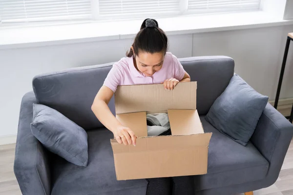 Glückliche Frau Öffnet Empfangenes Paket Aus Online Shop — Stockfoto