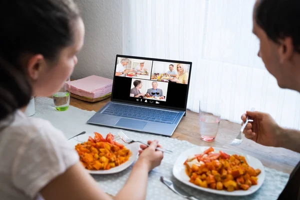 Online Večeře Doma Prostřednictvím Videokonference Notebooku — Stock fotografie