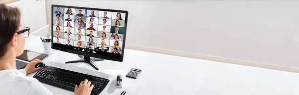 Frau Arbeitet Von Hause Aus Mit Online Gruppenvideokonferenz Computer — Stockfoto