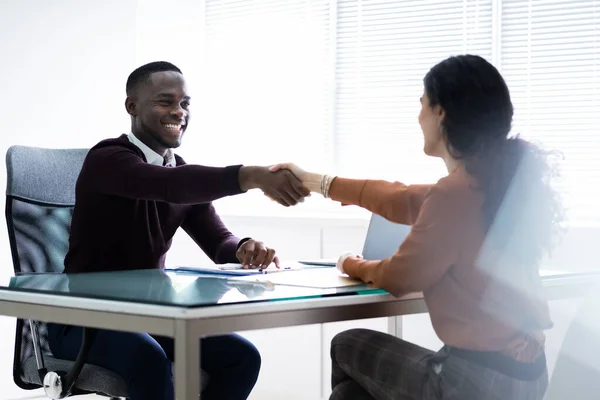 Twee Zakenmensen Praten Met Elkaar Kantoor — Stockfoto