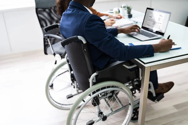 Twee Jonge Ondernemers Aan Slag Laptop Werkplek — Stockfoto