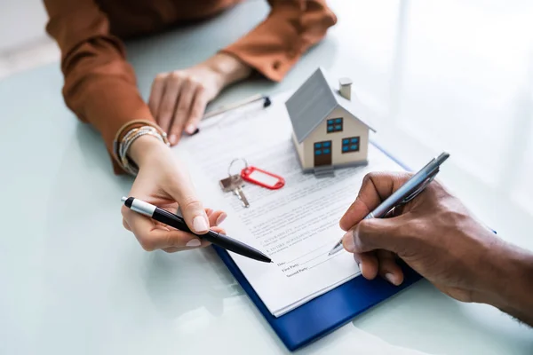 Primer Plano Del Contrato Firma Manos Una Persona Con Llaves — Foto de Stock