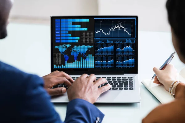 Két Üzletember Elemzi Pénzügyi Grafikont Laptopon — Stock Fotó