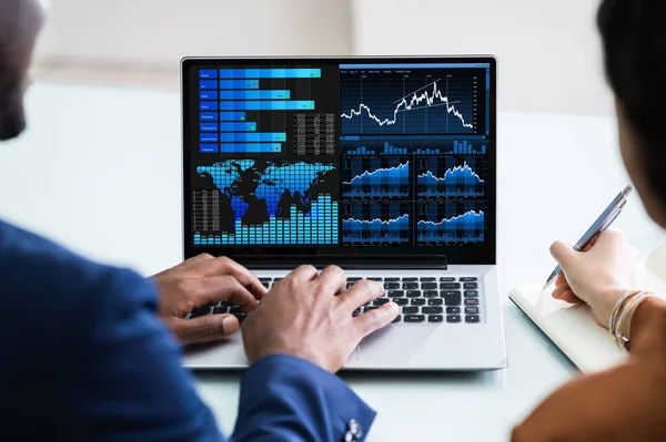 Dizüstü Bilgisayarda Mali Grafik Analizi Yapan Şadamı — Stok fotoğraf