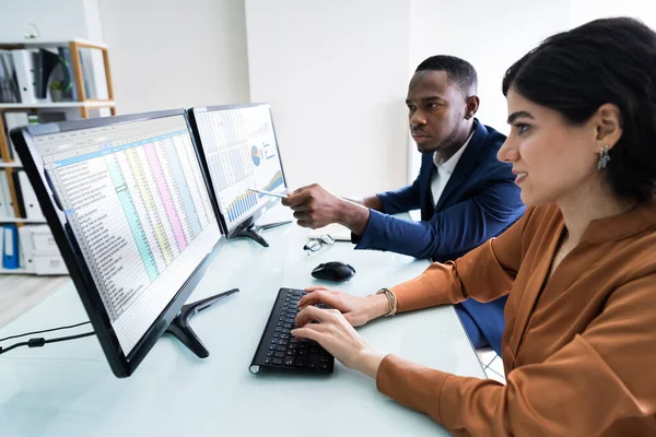 Empresários Masculinos Femininos Verificando Planilha Tela Computador Sobre Mesa — Fotografia de Stock