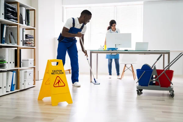 Junge Männliche Und Weibliche Reinigungskräfte Putzen Büro — Stockfoto