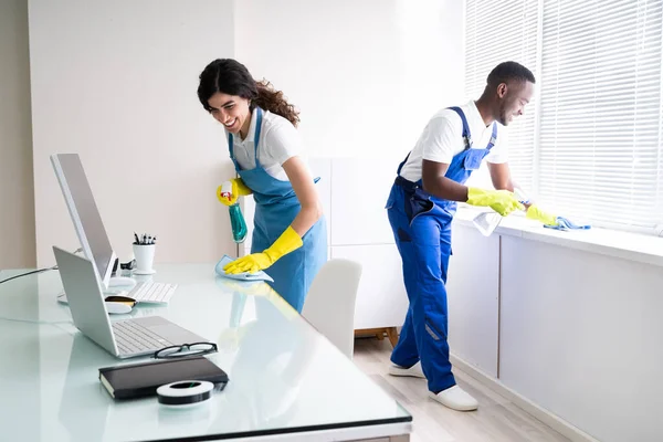 Junge Männliche Und Weibliche Reinigungskräfte Putzen Büro — Stockfoto