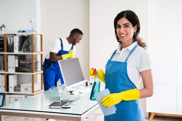 Retrato Uma Empregada Feliz Com Equipamento Limpeza Escritório — Fotografia de Stock