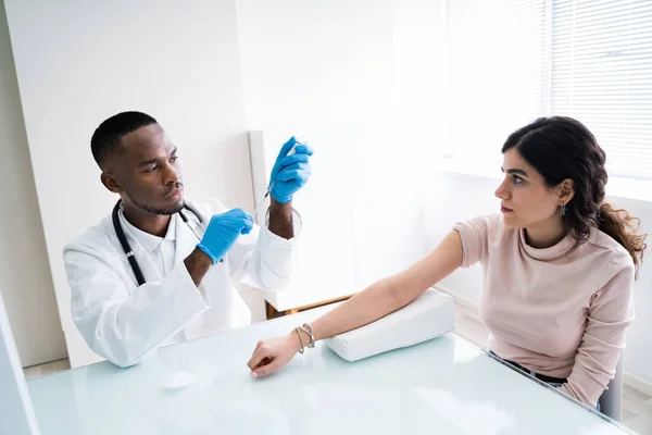 Mano Del Medico Iniettare Paziente Con Vaccino Coronavirus — Foto Stock