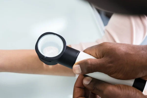 Médico Feminino Examinando Pele Paciente Feminino Com Dermatoscópio Clínica — Fotografia de Stock