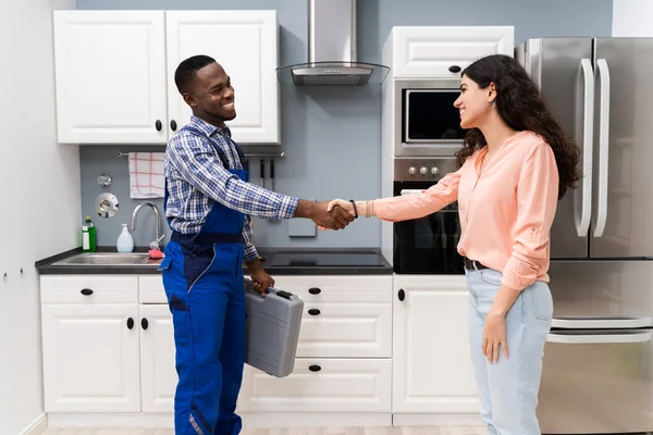 Jovem Homem Reparador Agitando Mãos Com Mulher Feliz Cozinha — Fotografia de Stock
