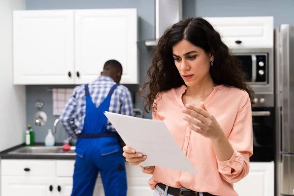 Jeune Femme Frustrée Regardant Projet Loi Cher Sur Presse Papiers — Photo