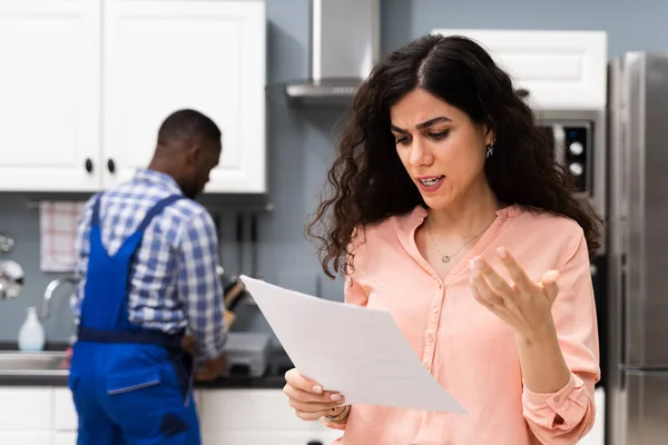 Junge Frustrierte Frau Schaut Sich Teure Rechnung Auf Klemmbrett Klempner — Stockfoto