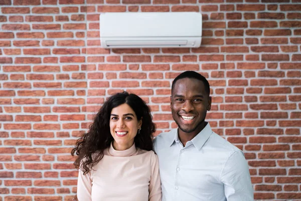 Porträtt Happy Couple Holding Remote Control Air Conditioner — Stockfoto