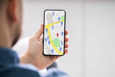 Bir kişinin el Gps navigasyon haritası üstünde hareket eden telefon kullanarak Close-Up