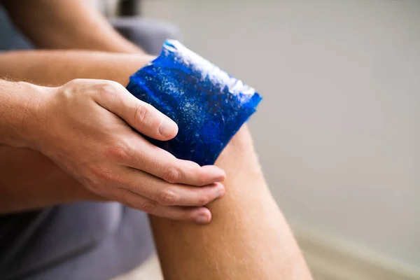 Midsection Man Holding Cool Gel Pack Knee Pain Relief Λευκό — Φωτογραφία Αρχείου