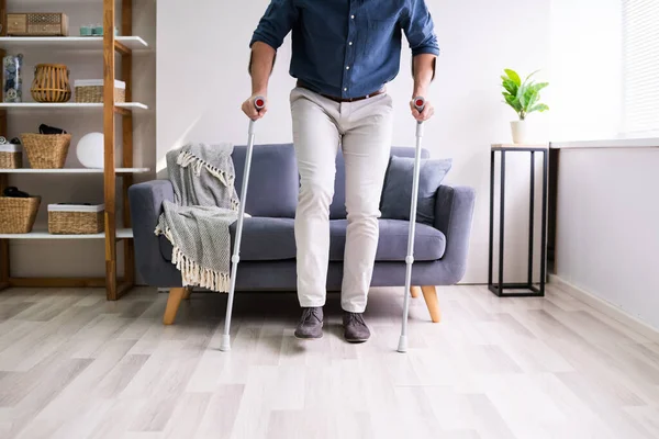 Hombre Discapacitado Usando Muletas Para Caminar Casa — Foto de Stock