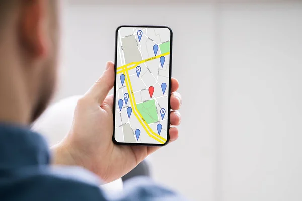 Close Van Iemands Hand Met Behulp Van Gps Navigatiekaart Mobiele — Stockfoto