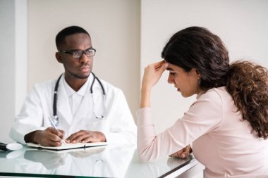 Doktor Klinikteki Kadın Hastayla Tartışıyor