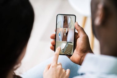 Cep telefonundaki Ev Güvenlik Sistemi 'ni kullanarak Bir Kişinin Elinin Kapanışı