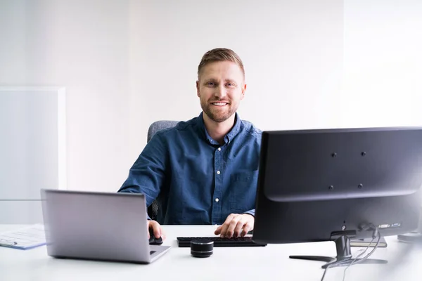 Homem Trabalhando Computador Portátil Fazendo Negócios — Fotografia de Stock