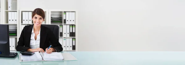 Contabilista Mulher Escritório Fazendo Contabilidade Auditoria Financeira — Fotografia de Stock