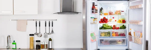 Refrigerador Abierto Lleno Comida Dentro Cocina — Foto de Stock