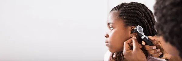 儿童医生检查非裔美国女孩的耳朵感染情况 — 图库照片