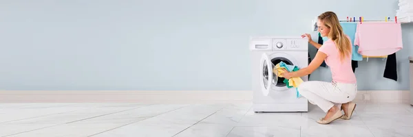 Mulher Roupa Limpeza Usando Máquina Lavar Roupa Lavanderia — Fotografia de Stock