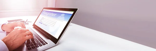 Enchendo Formulário Inscrição Online Site Tela Laptop — Fotografia de Stock