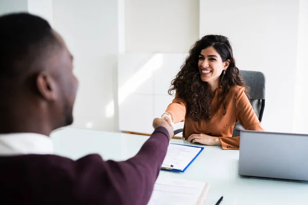 Afrikanischer Mann Und Frau Aus Dem Nahen Osten Geben Sich — Stockfoto