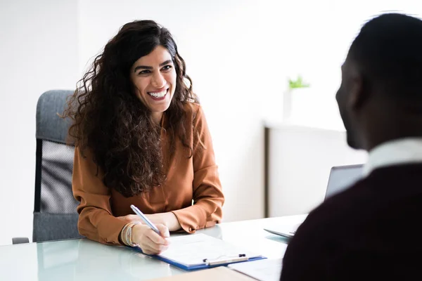 Managerin Interviewt Einen Jungen Männlichen Bewerber Büro — Stockfoto