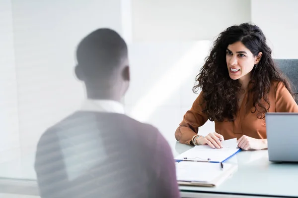 Direttore Femminile Intervistando Giovane Candidato Maschio Carica — Foto Stock