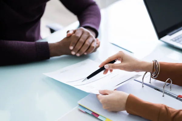 Junge Finanzberaterin Diskutiert Arbeitsplatz Mit Ihrem Kunden Über Rechnungen — Stockfoto